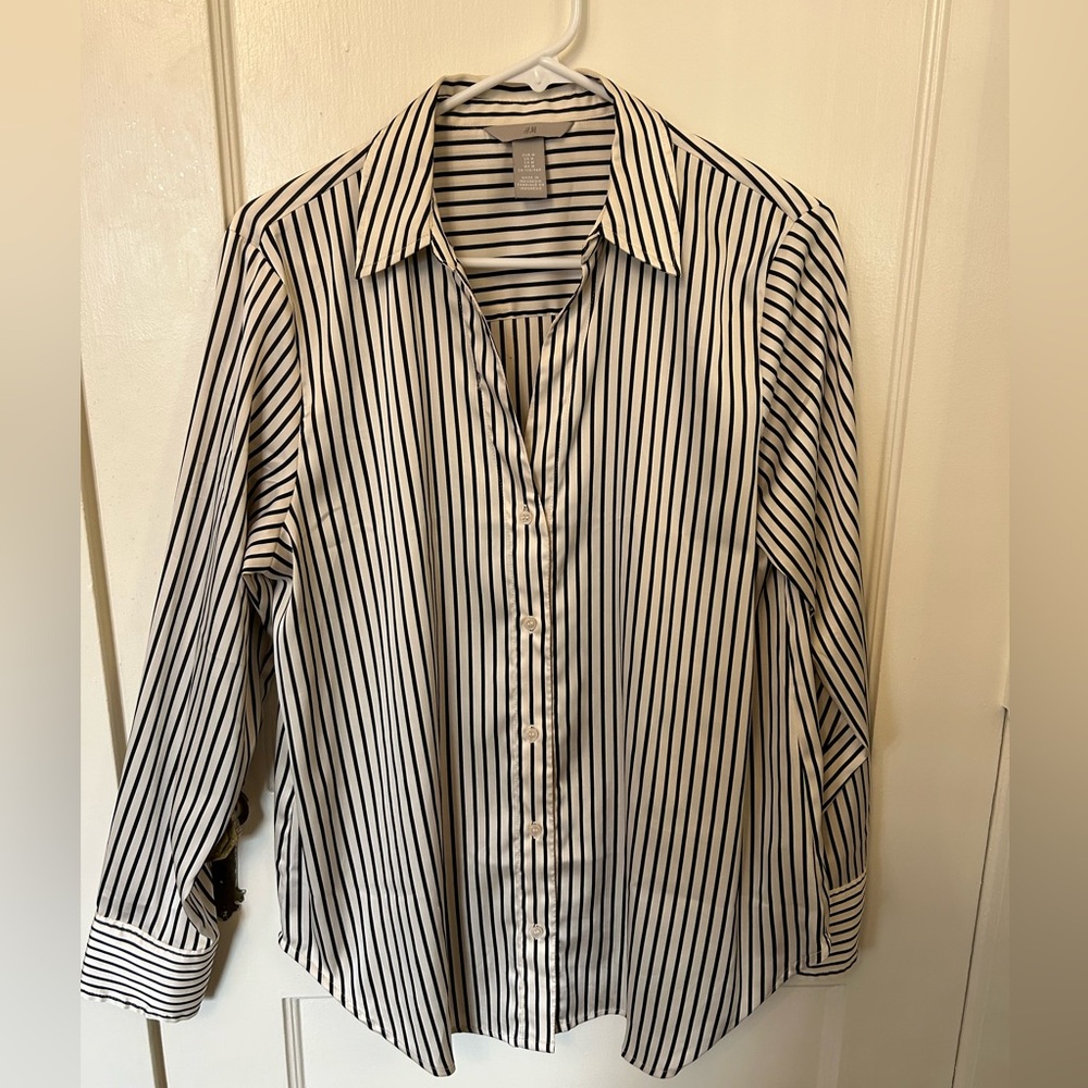 Satin striped v-neck shirt - M